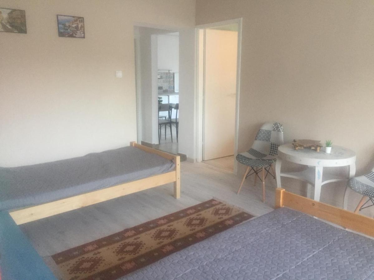 Lelle-Kert Apartman 02 Balatonlelle Exterior foto